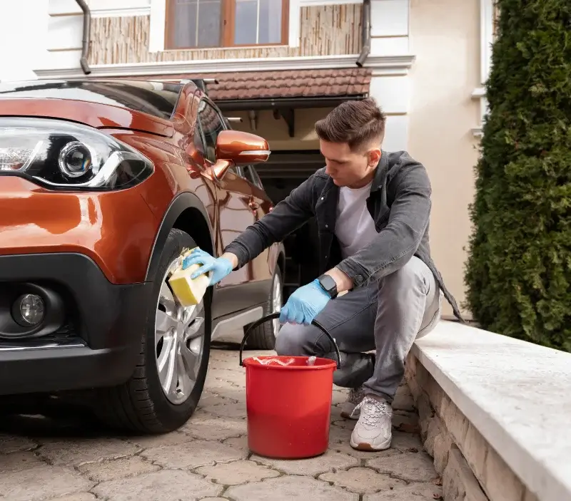 Lavage auto à domicile Saint-Valérien : professionnel intervenant sur un véhicule